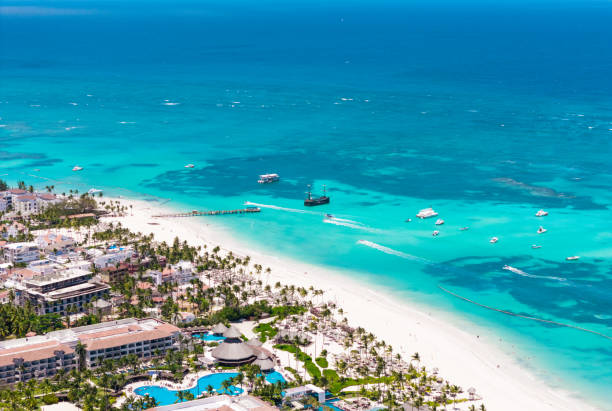 Vista aérea de la costa de Punta Cana, República Dominicana, con resorts frente al mar